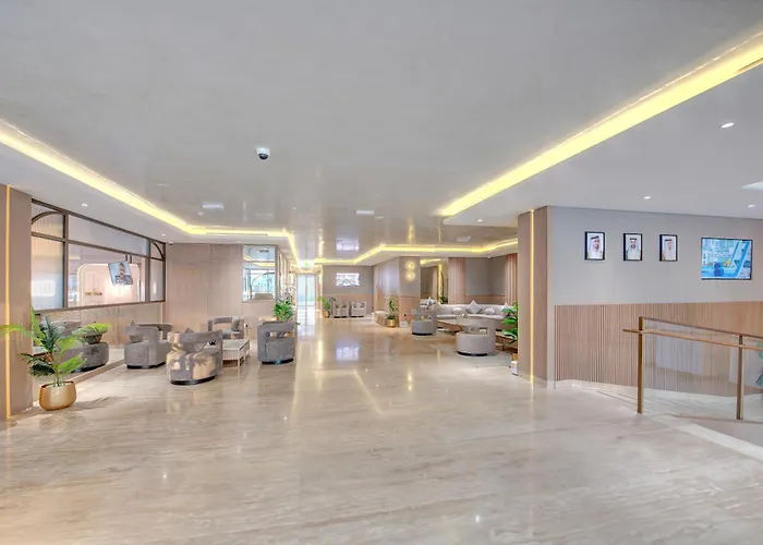 Hotel with pool: Regency Luxury Suites