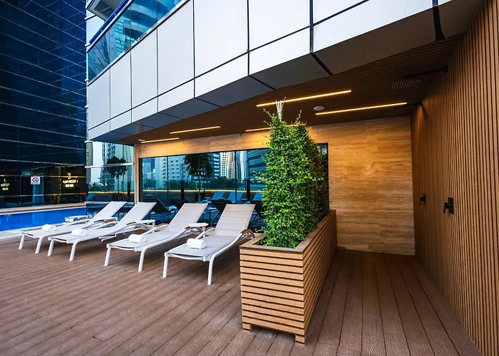 Hotel con piscina: Golden Tulip Media Hotel